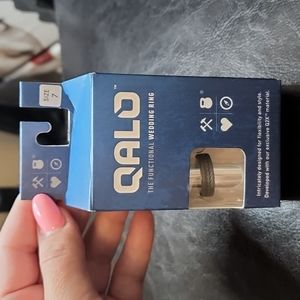 Qalo Womens size 7 wedding band